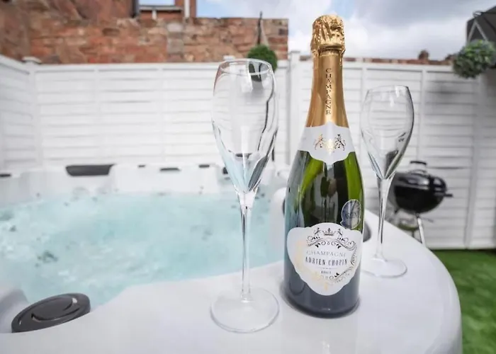 Amberley House - With Hot Tub + Free Parking Villa York